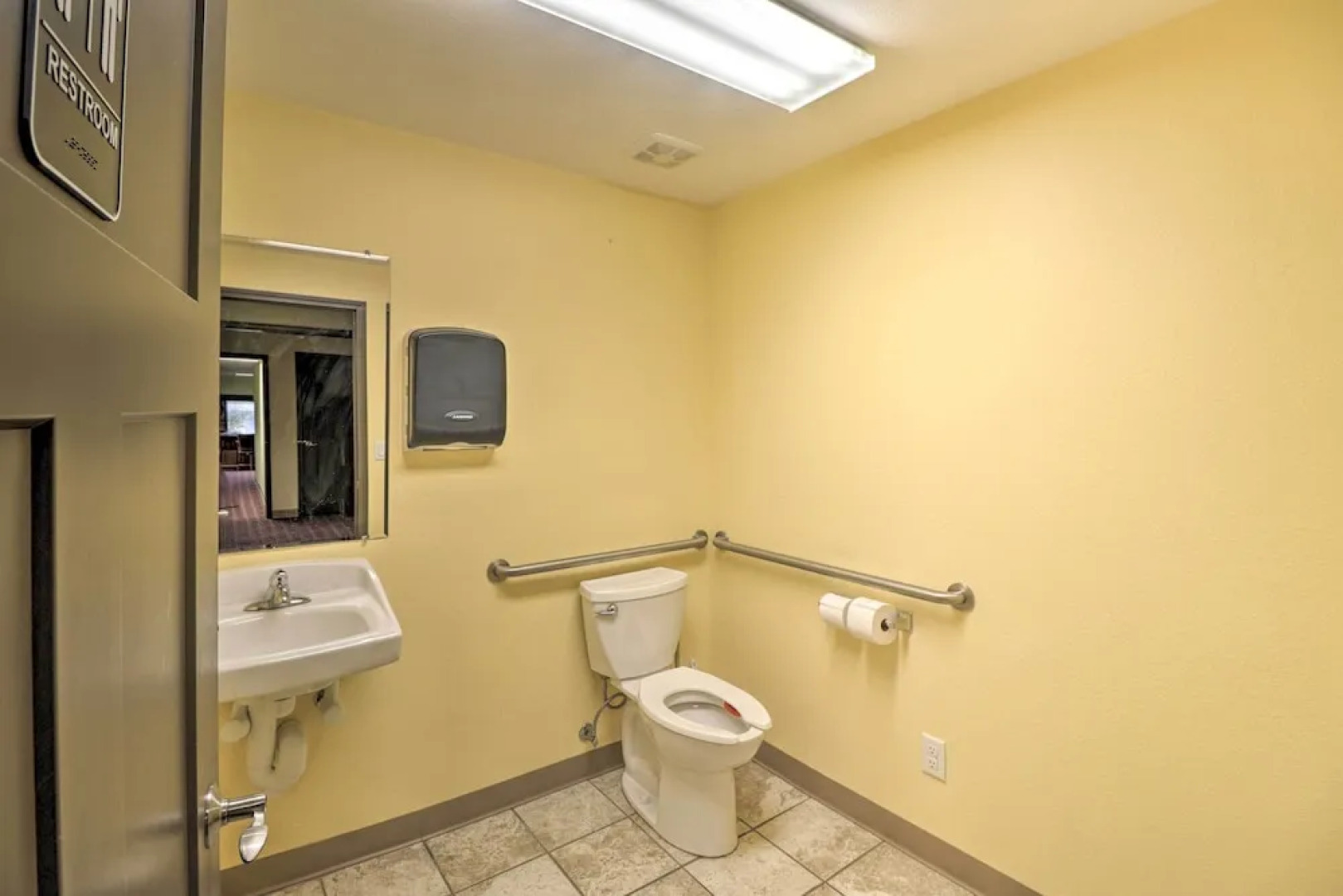 Roomy Multi-family Retreat in Dtwn Mountain Home!