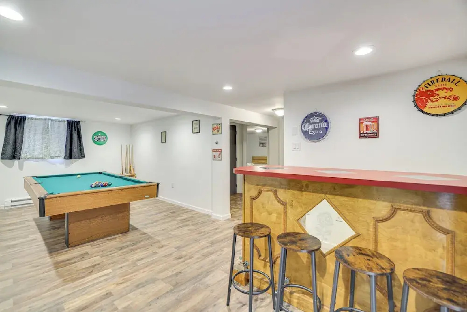 Theater, Game Room & Lake Access: Pocono Retreat