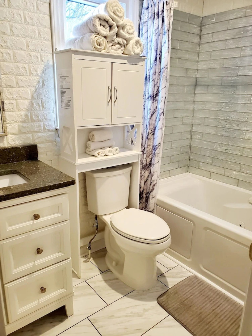 Kernersville Hot Tub  Pool  Arcade Gym Wifi Coffee