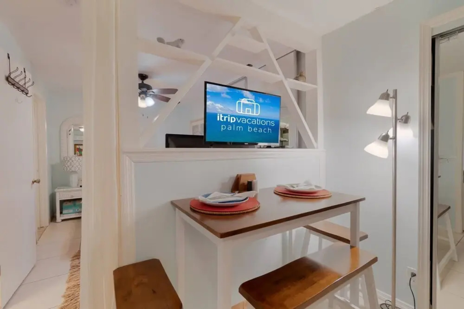 The Secret Garden - The Cottage Near Beach, Shops, Restaurants, Pet Friendly, Close to Lucerne Ave!