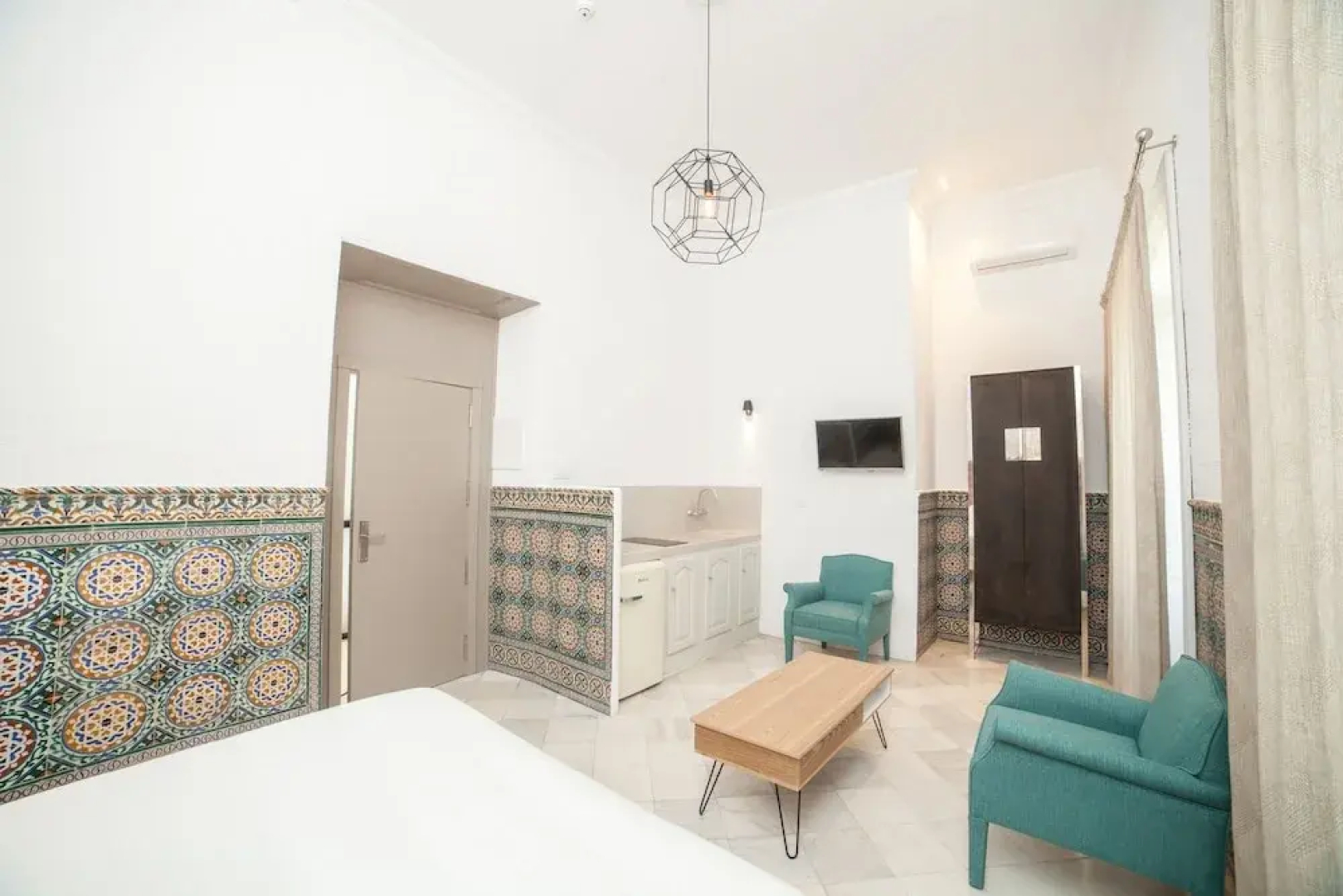 La Casa Amarilla Rooms & Suites