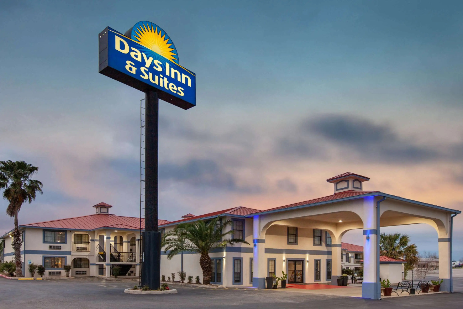 Days Inn & Suites by Wyndham Braunig Lake