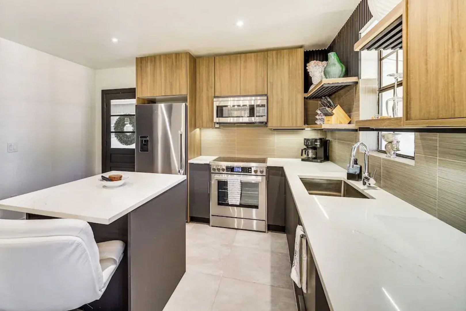 Walk to Beach & Eats: Modern Indialantic Apt