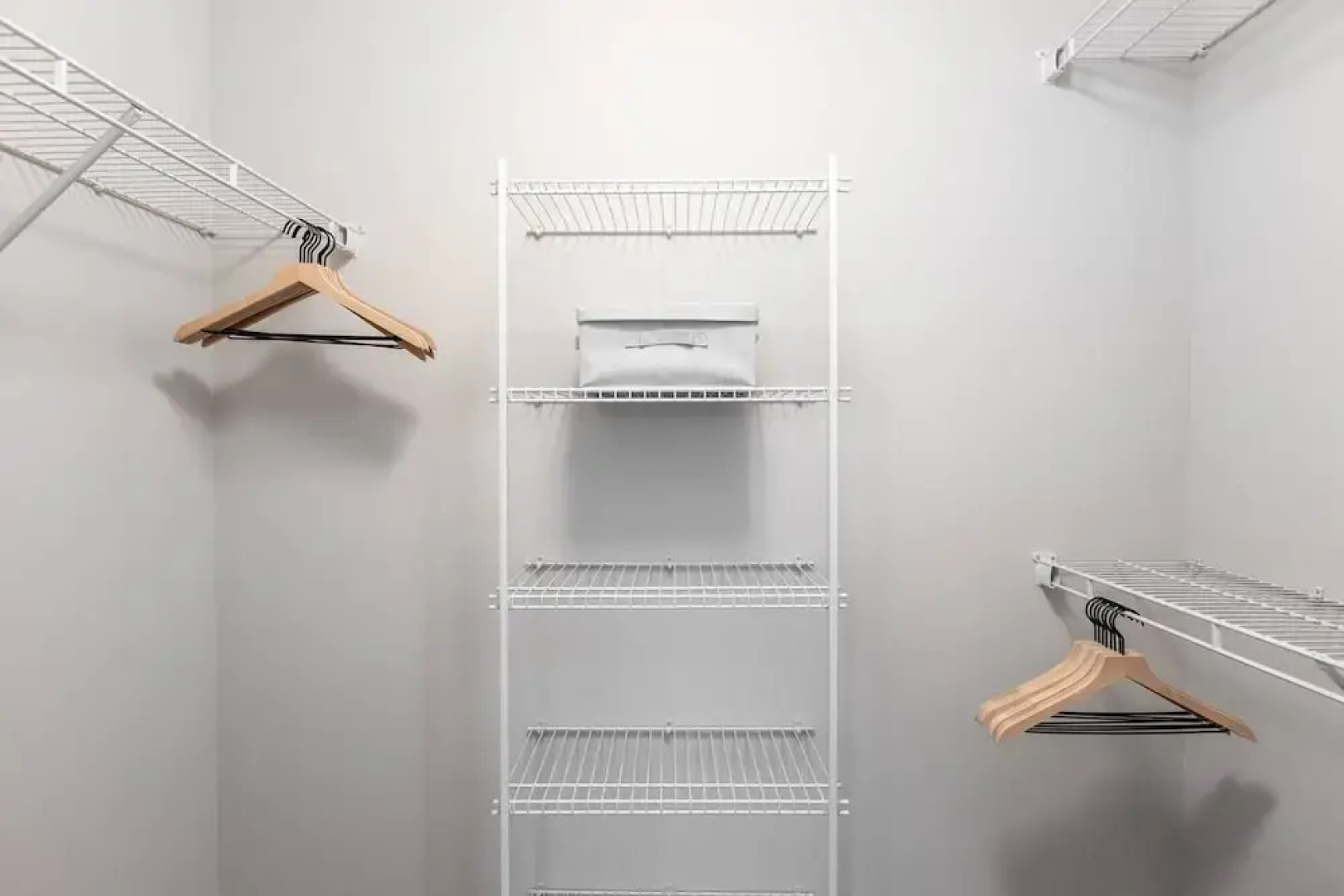 Woodland Penthouse 2BR W D Pool Gym Walkable