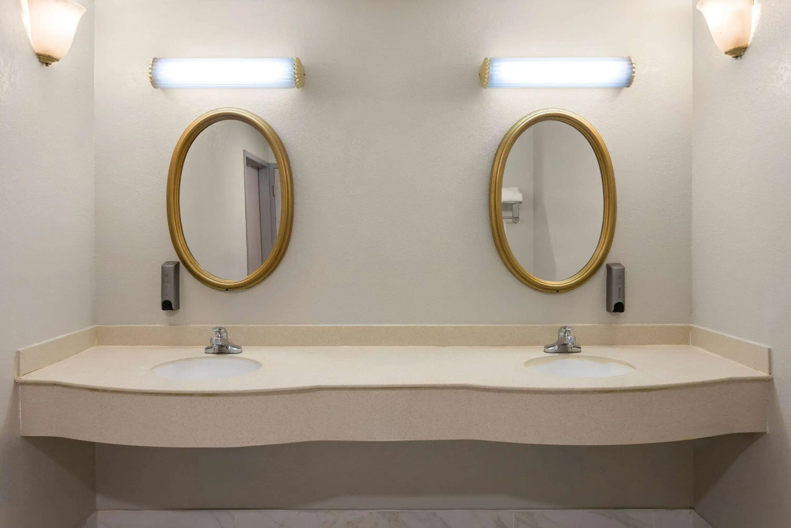 Days Inn & Suites by Wyndham Albany