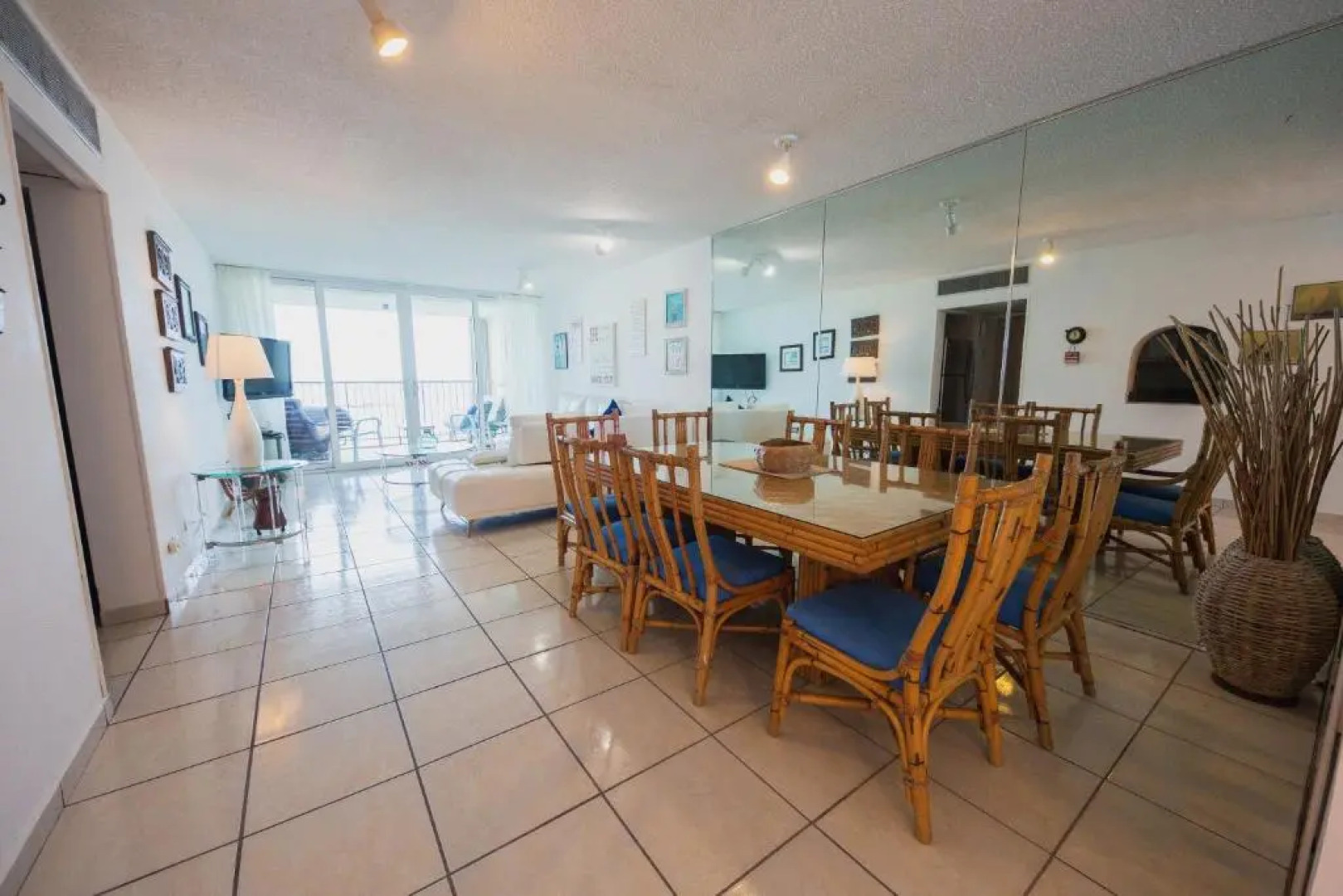 ESJ Towers Máre St Clair by Chana