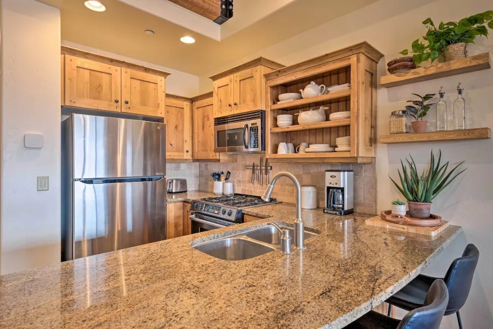 Walkable Park Mountain Getaway: Hot Tub & Views!