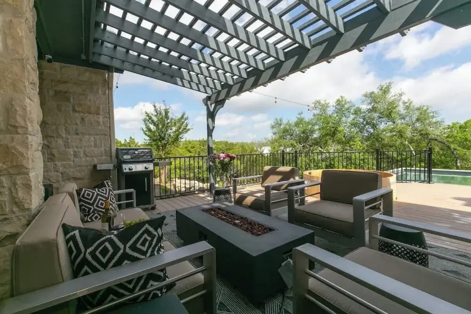 Spicewood Lodge W/pool, Hottub