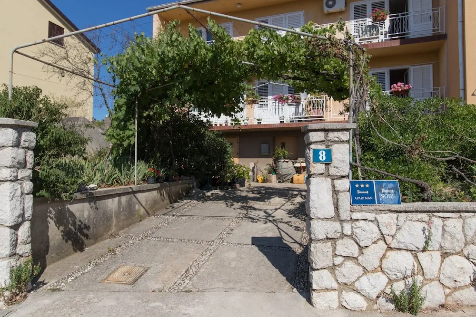 Apartment and Rooms Anton
