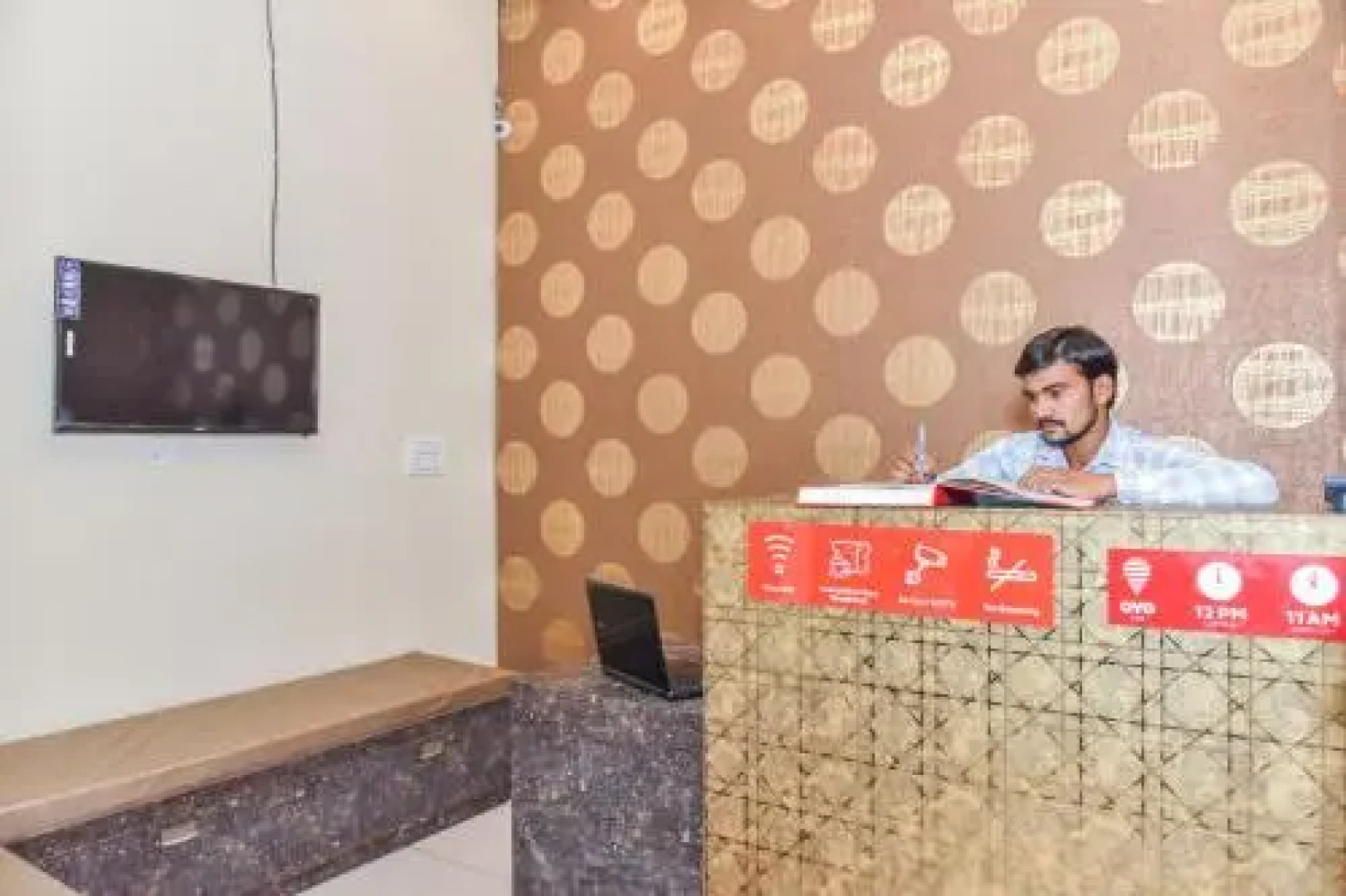 OYO 24972 Hotel Crown Inn