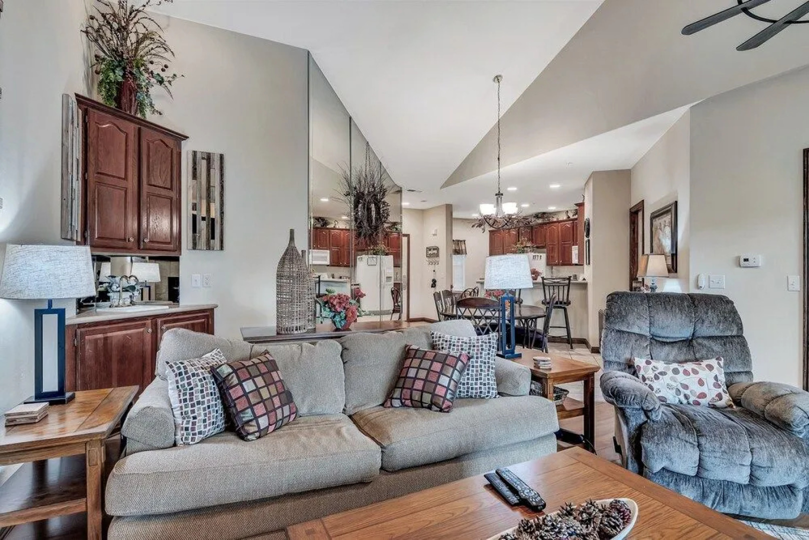 Reflection 2 Bedroom Condo by Redawning