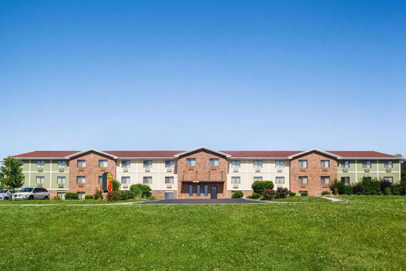 Super 8 by Wyndham Lenexa Overland Park/Mall Area