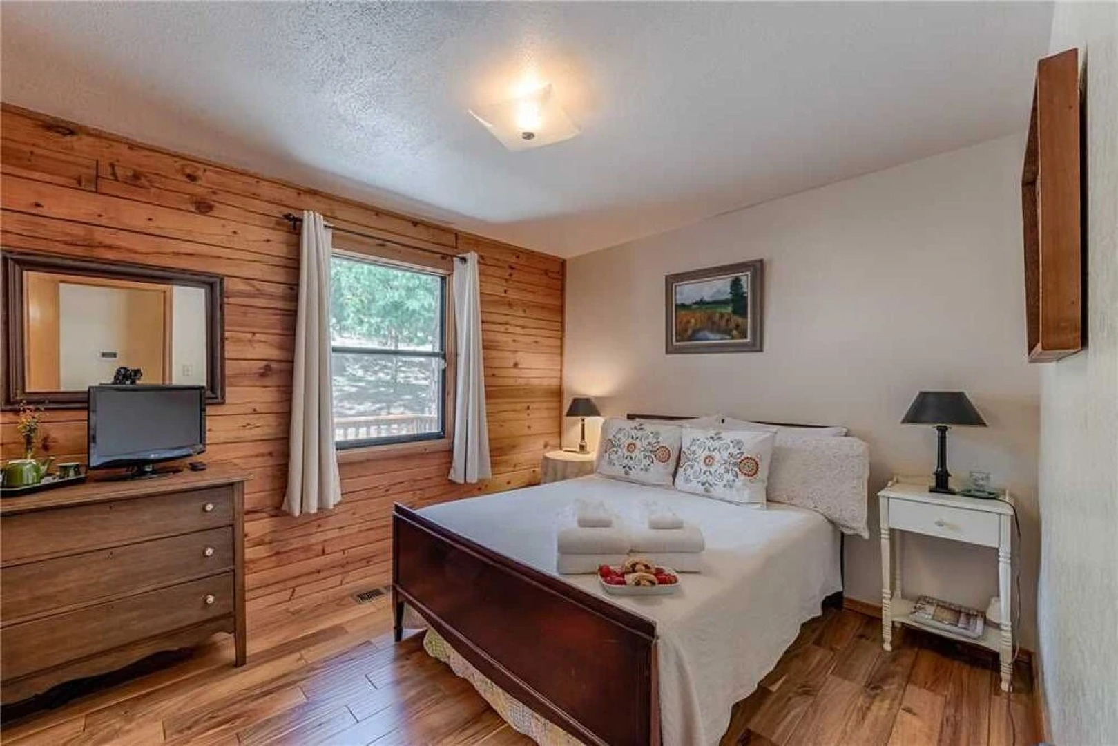 Lincoln Log Cabin - Three Bedroom Cabin with Hot Tub