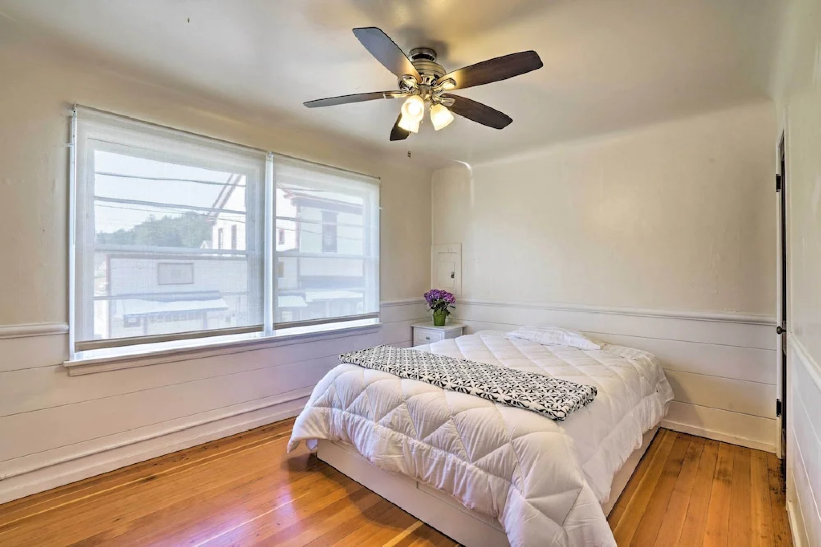 \sun-dappled Retreat: Walk to Restaurants!