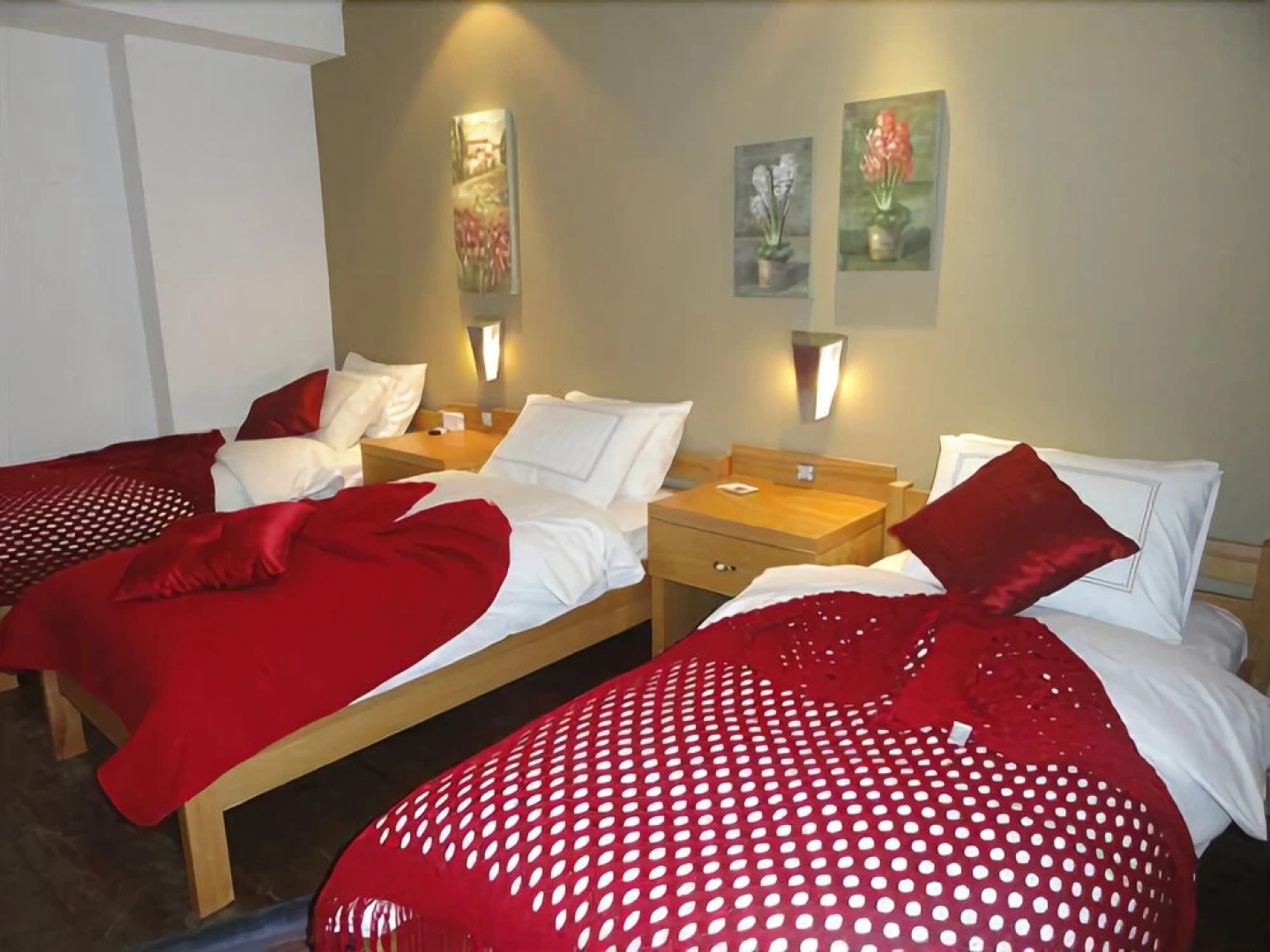 Konvoy Hotel & The Country Club