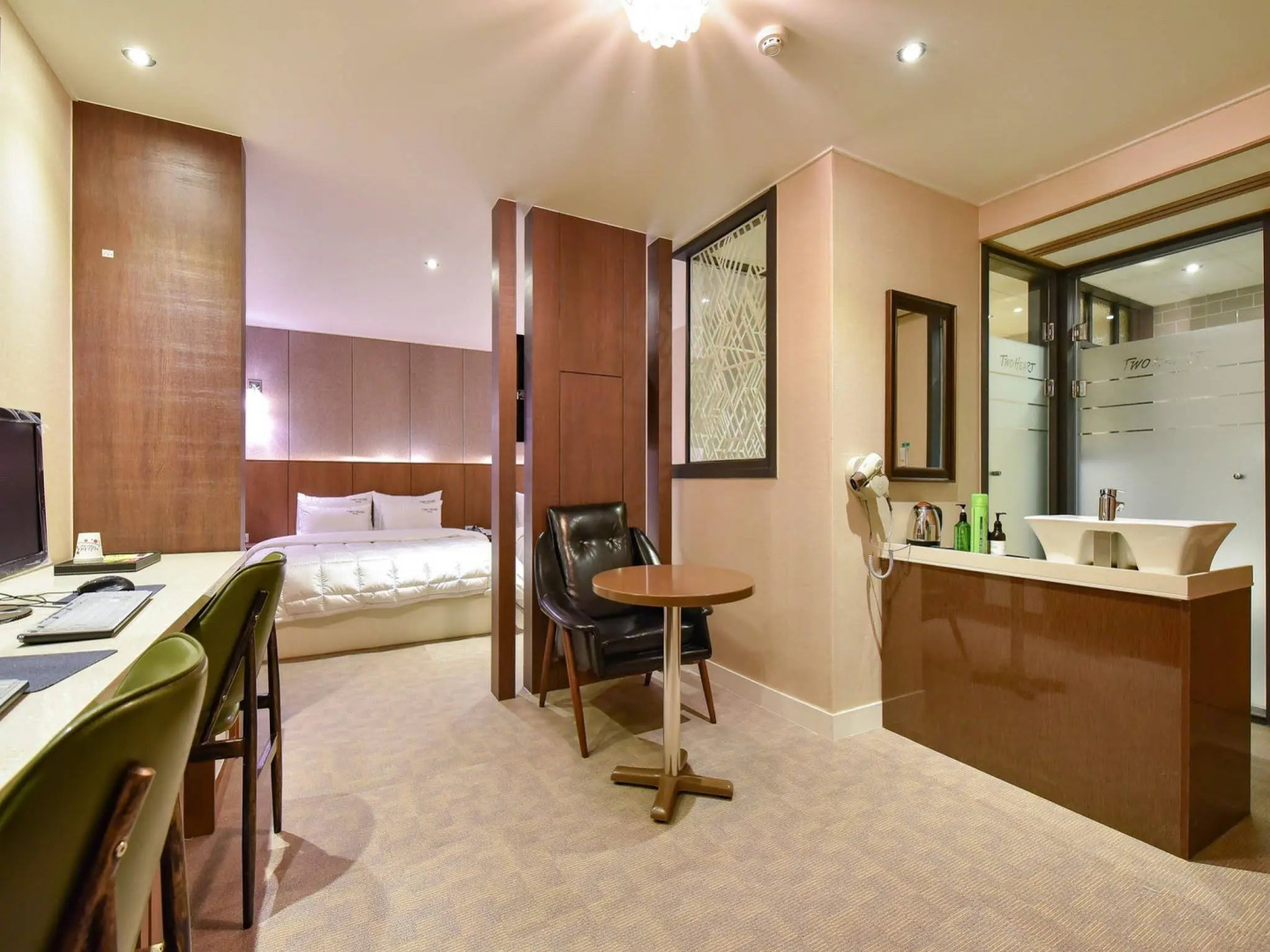 Two Heart Hotel Gimhae Waterpark