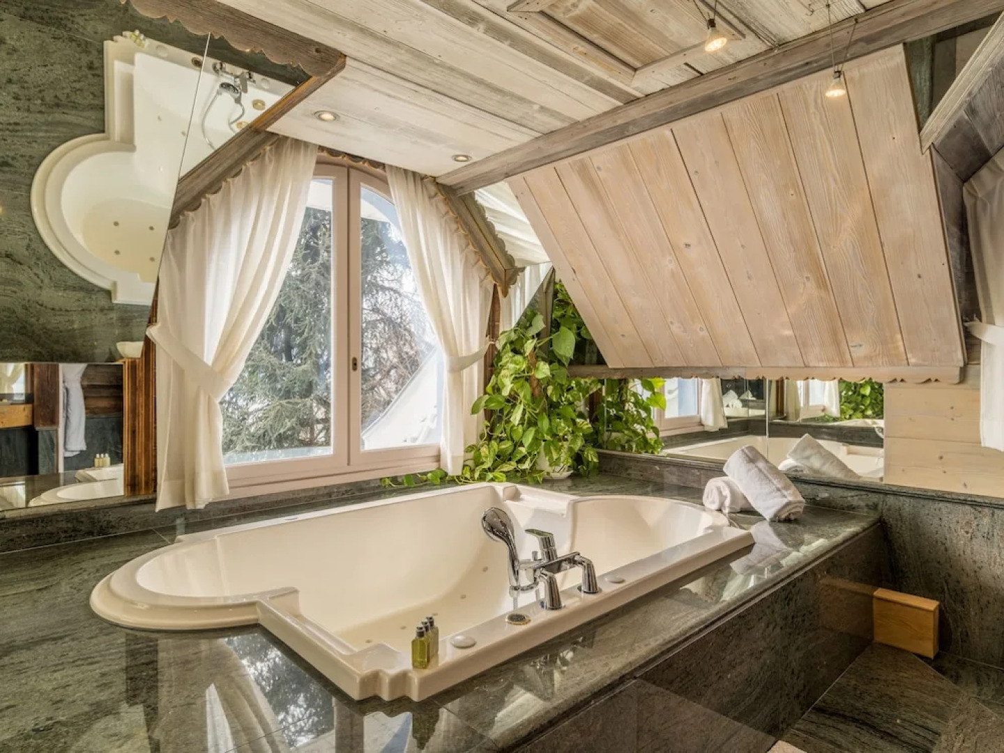 Hôtel Restaurant Yoann CONTE Bord du Lac