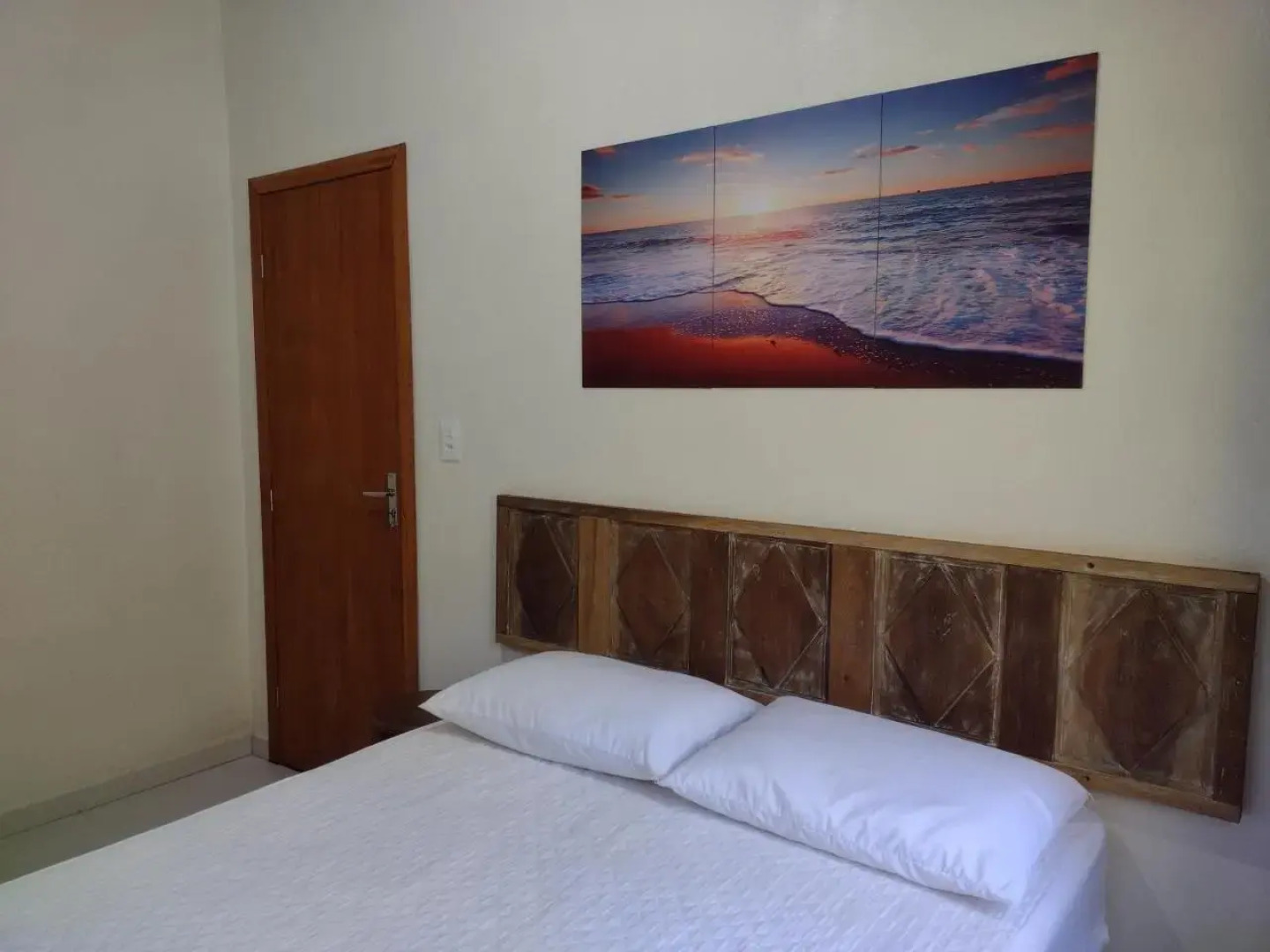 Casa com ótima localização, a 100 metros da praia.