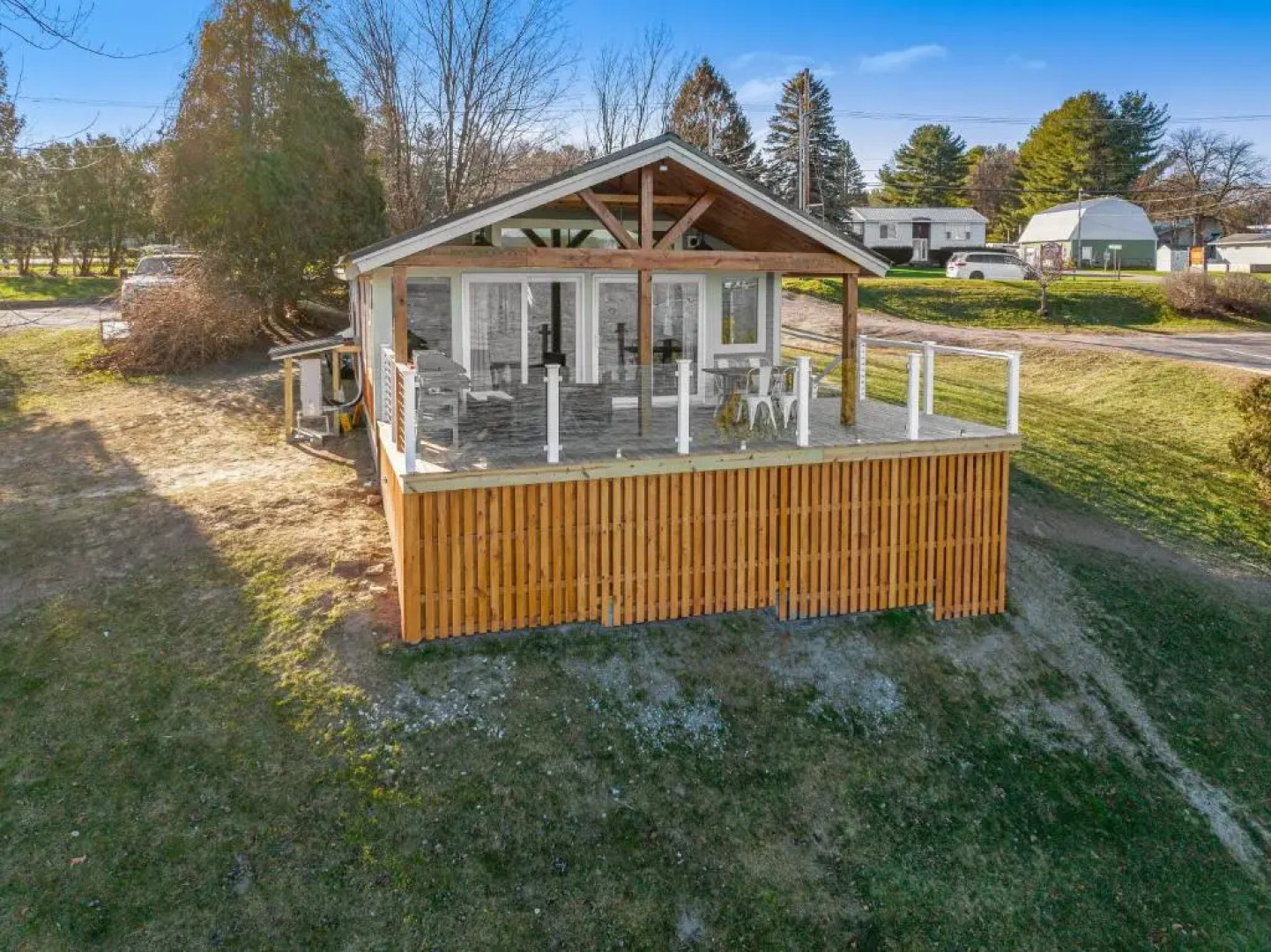 Cozy Lakeshore Cottage