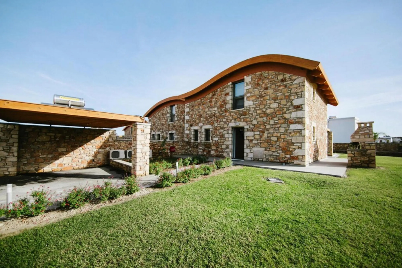 Semi-detached house, Lardos