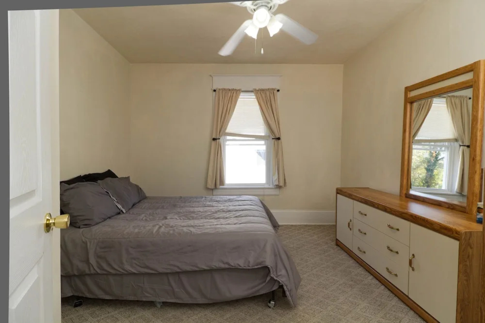 Fully Furnished 4-bedroom Located on a Quiet Block