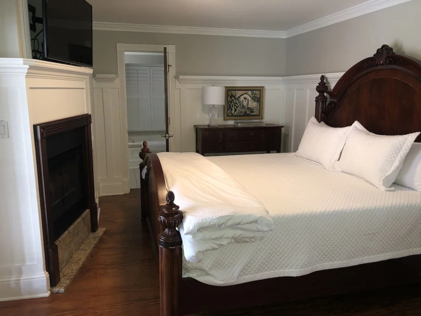 The Burrus House Inn Waterfront Suites
