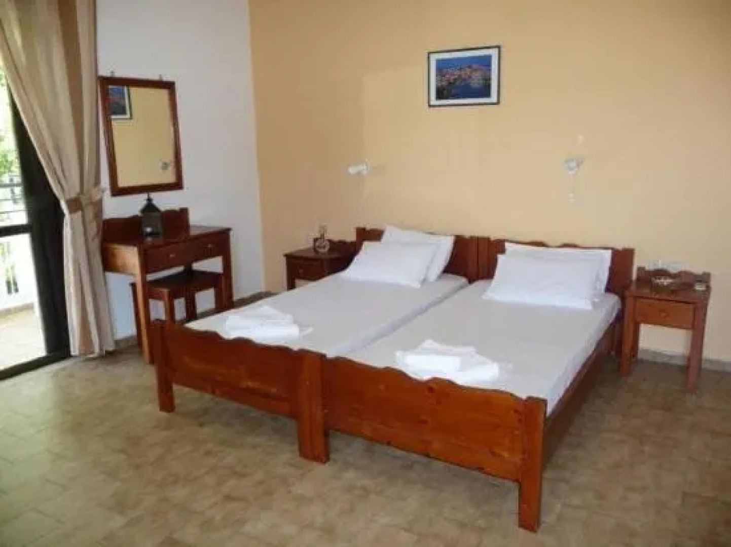 Zourpos Studios & Apartments