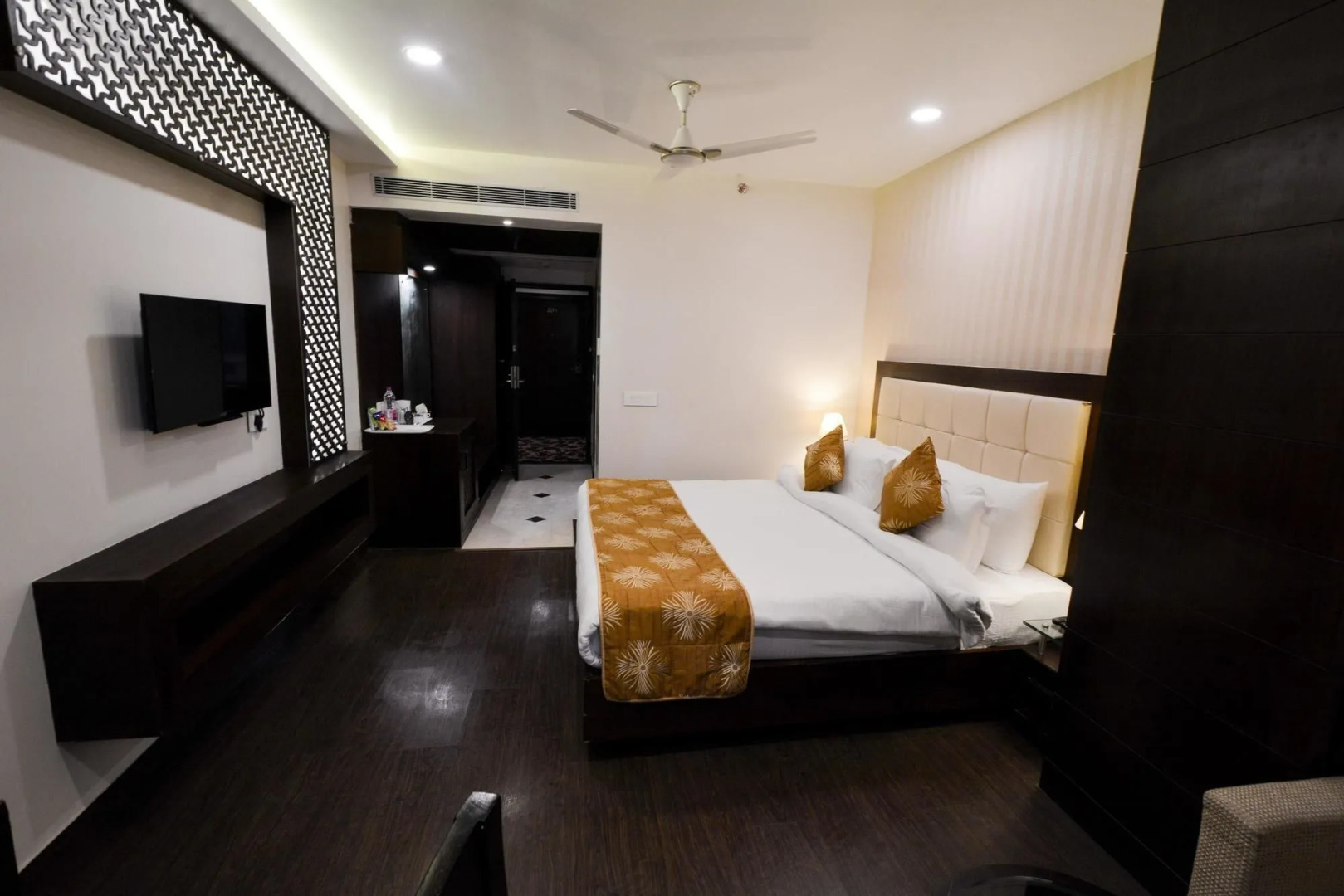 OYO Premium JHV Mall Cantonment