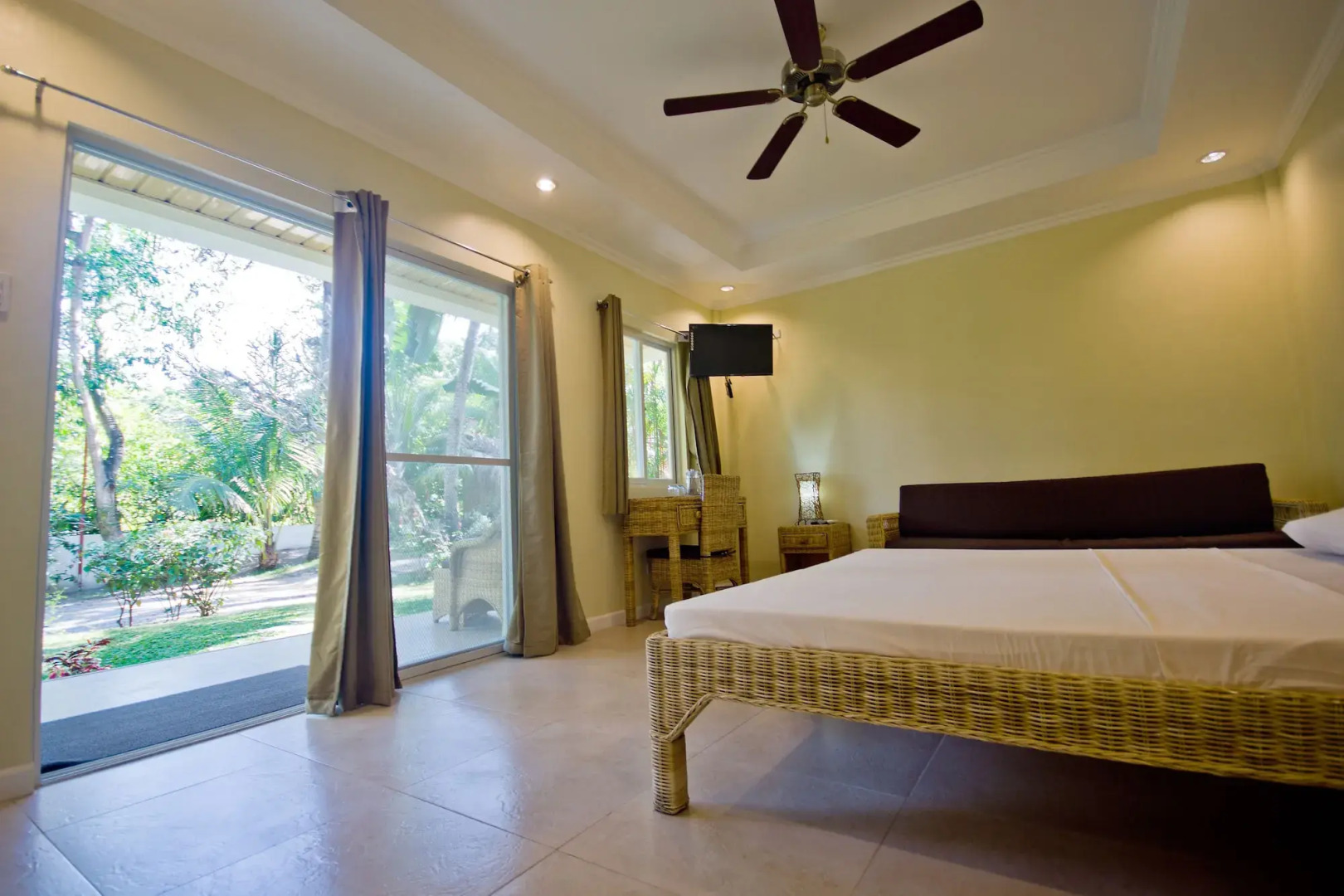 Mike's Dauin Beach Resort