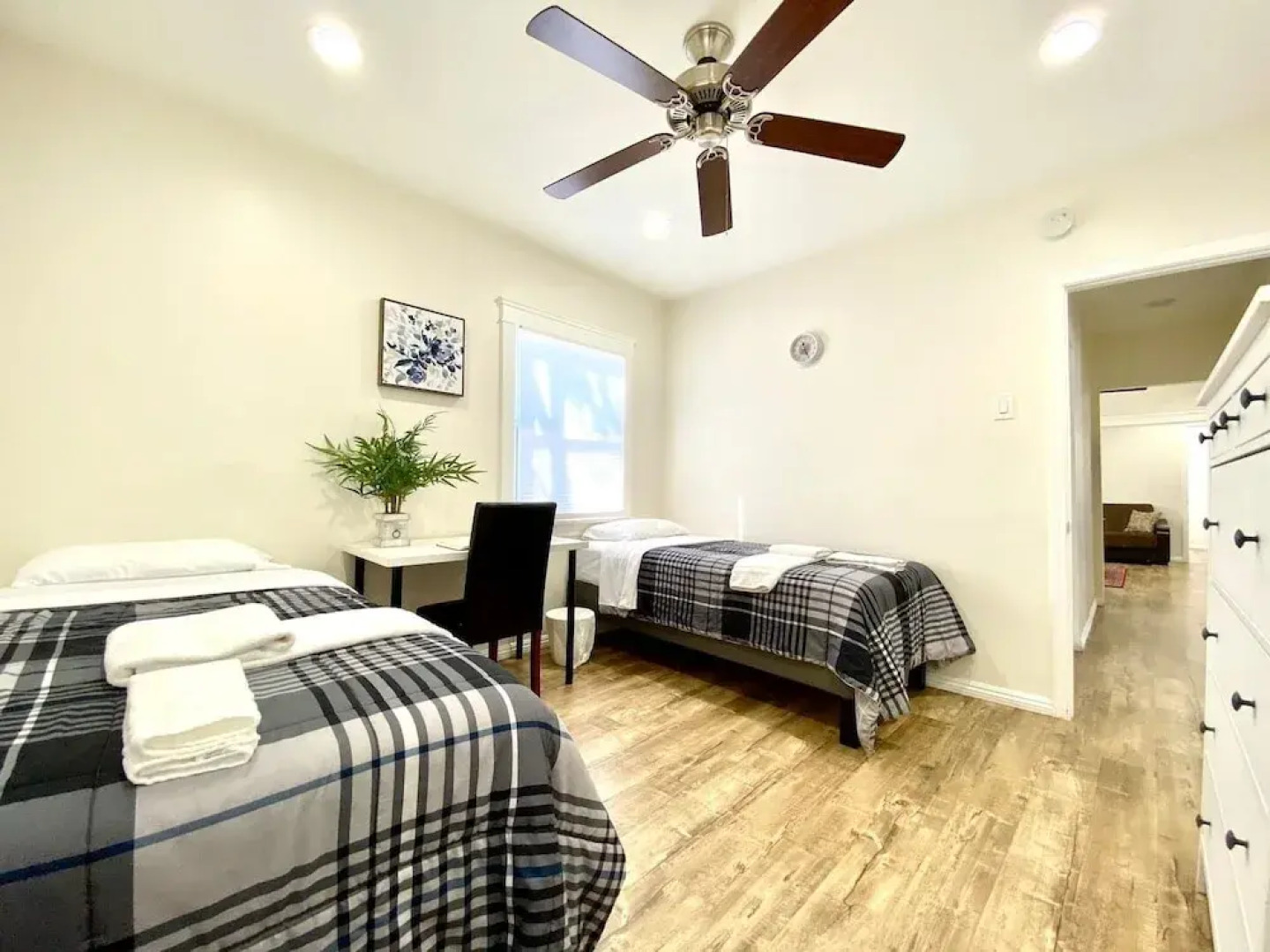 10 Min To The Beach! Perfect For A Family Or Friend Group. Self Check-in & Recently Renovated 2 Bedroom Apts by RedAwning