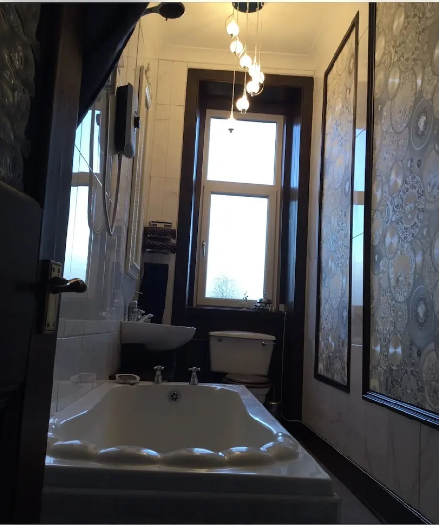 Two Bedroom Victorian Flat in the Centre of Port Glasgow Close to all Amenities