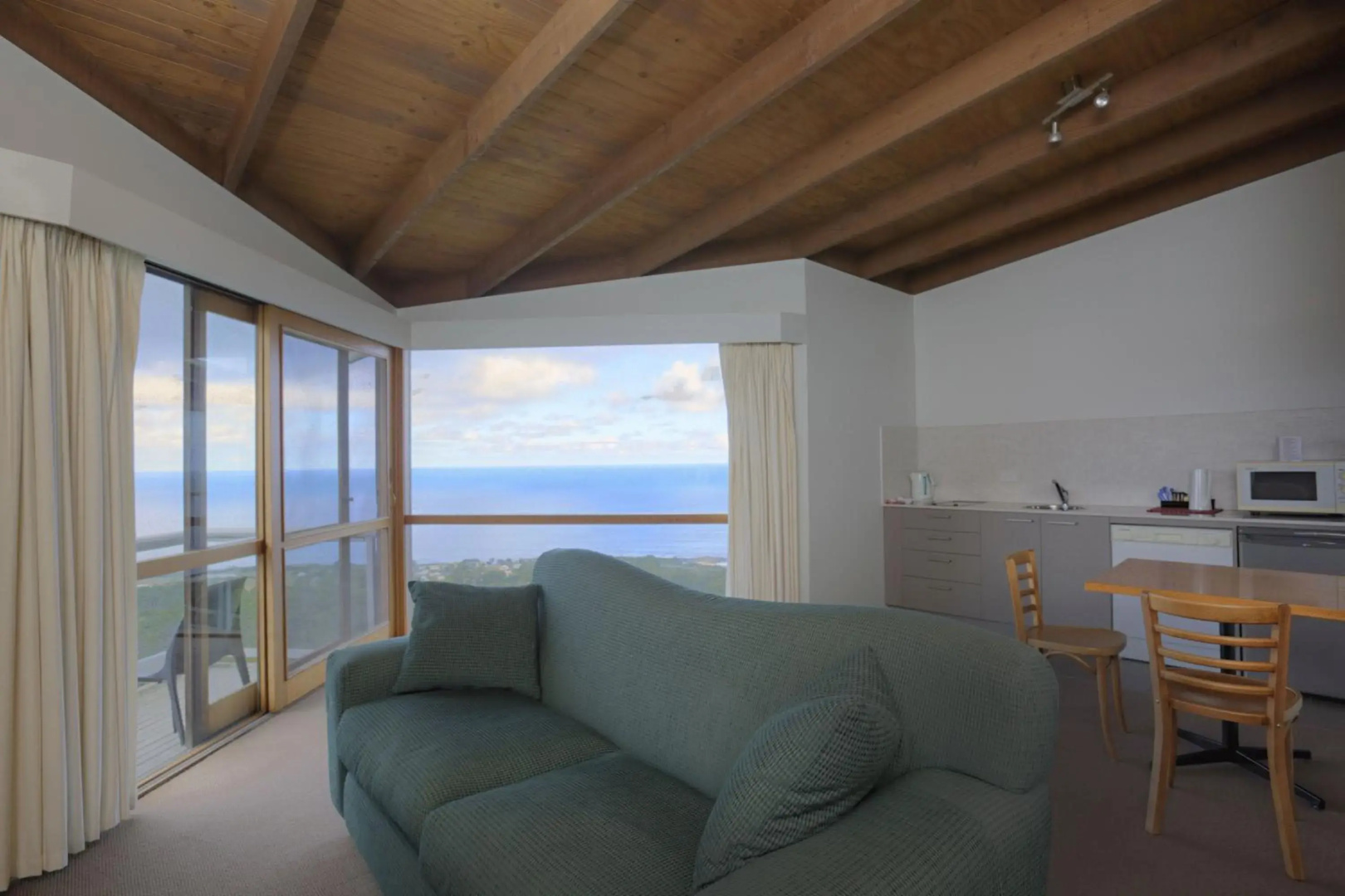Chris'S Beacon Point Restaurant And Villas