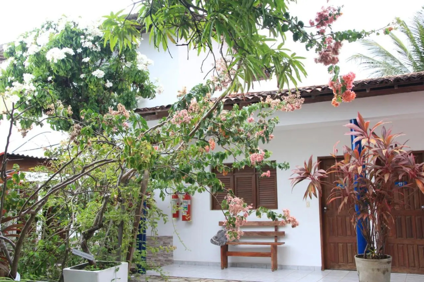 Jacuma's Lodge Hotel