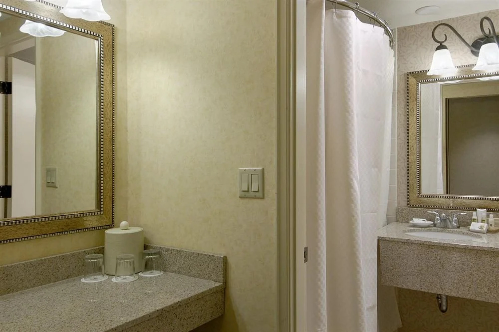 Red Lion Hotel Vancouver at the Quay