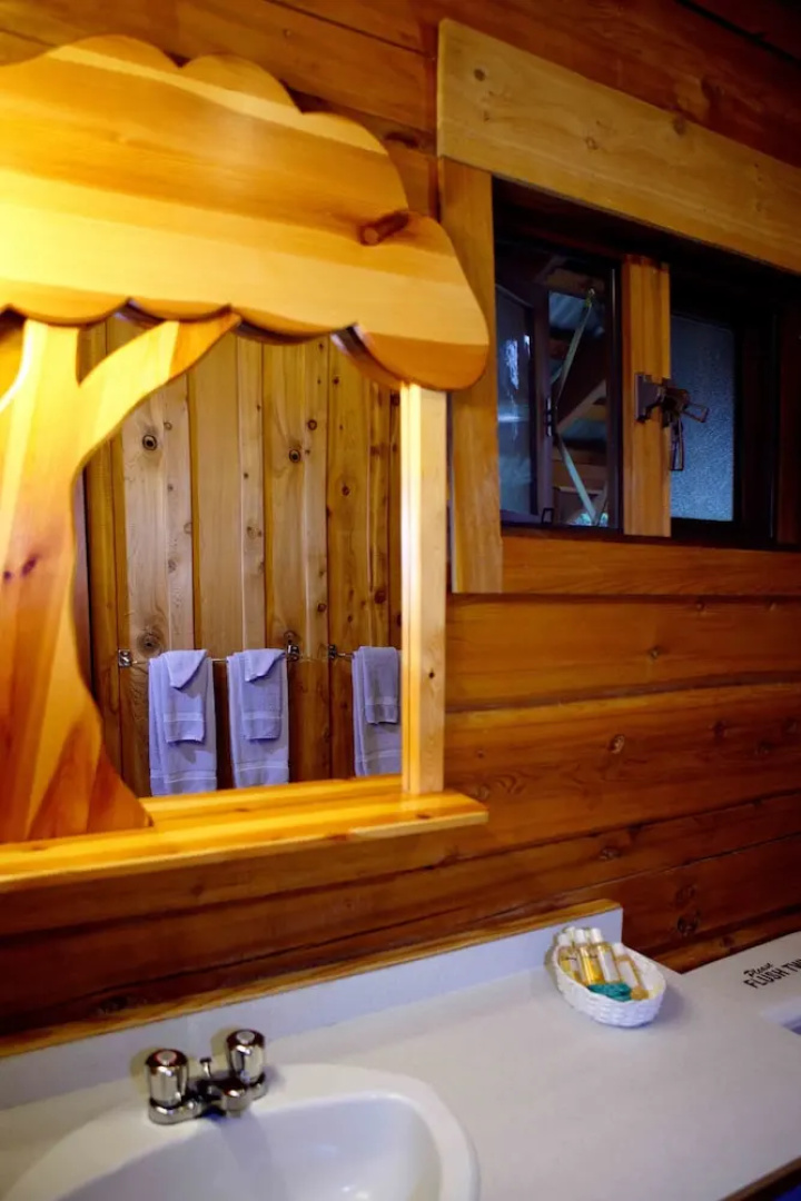 Becker's Lodge Bowron Lake Adventures Resort