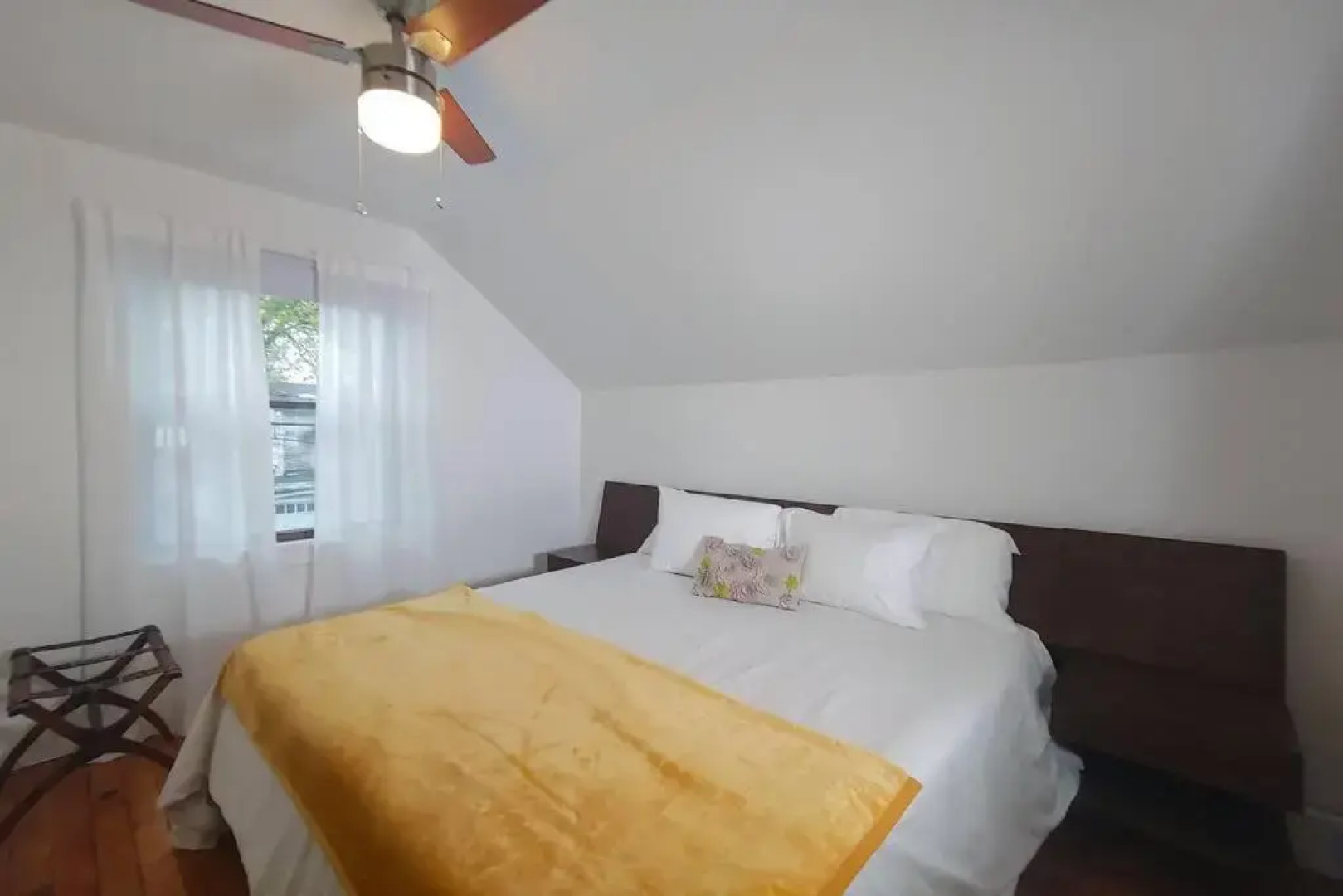 Historic w/deck, king bed & air by Lake Michigan