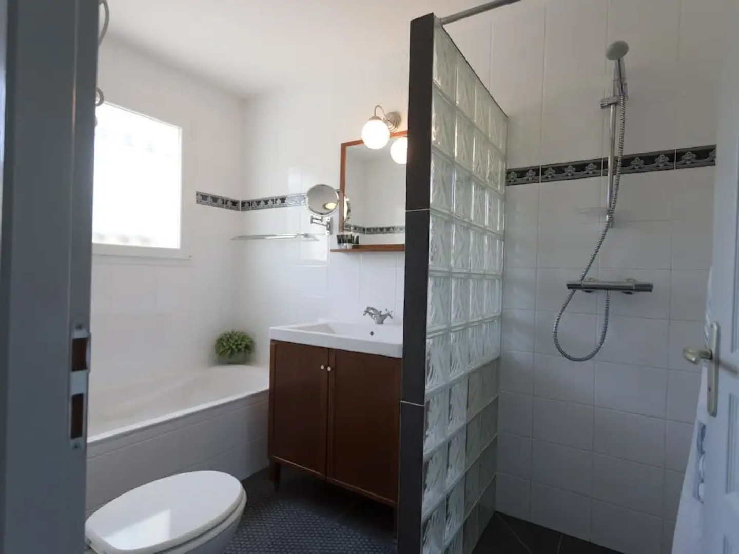 Spacious Villa With Private Swimming Pool and Jacuzzi