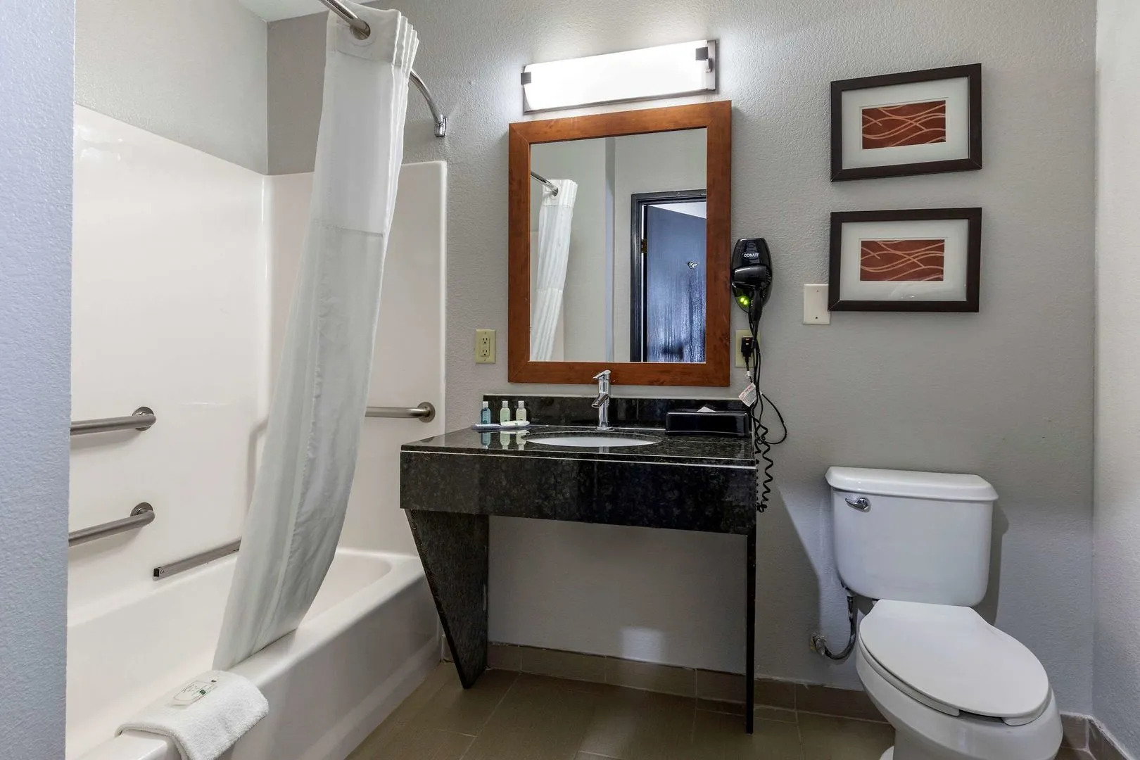 Quality Inn & Suites I-35 E / Walnut Hill