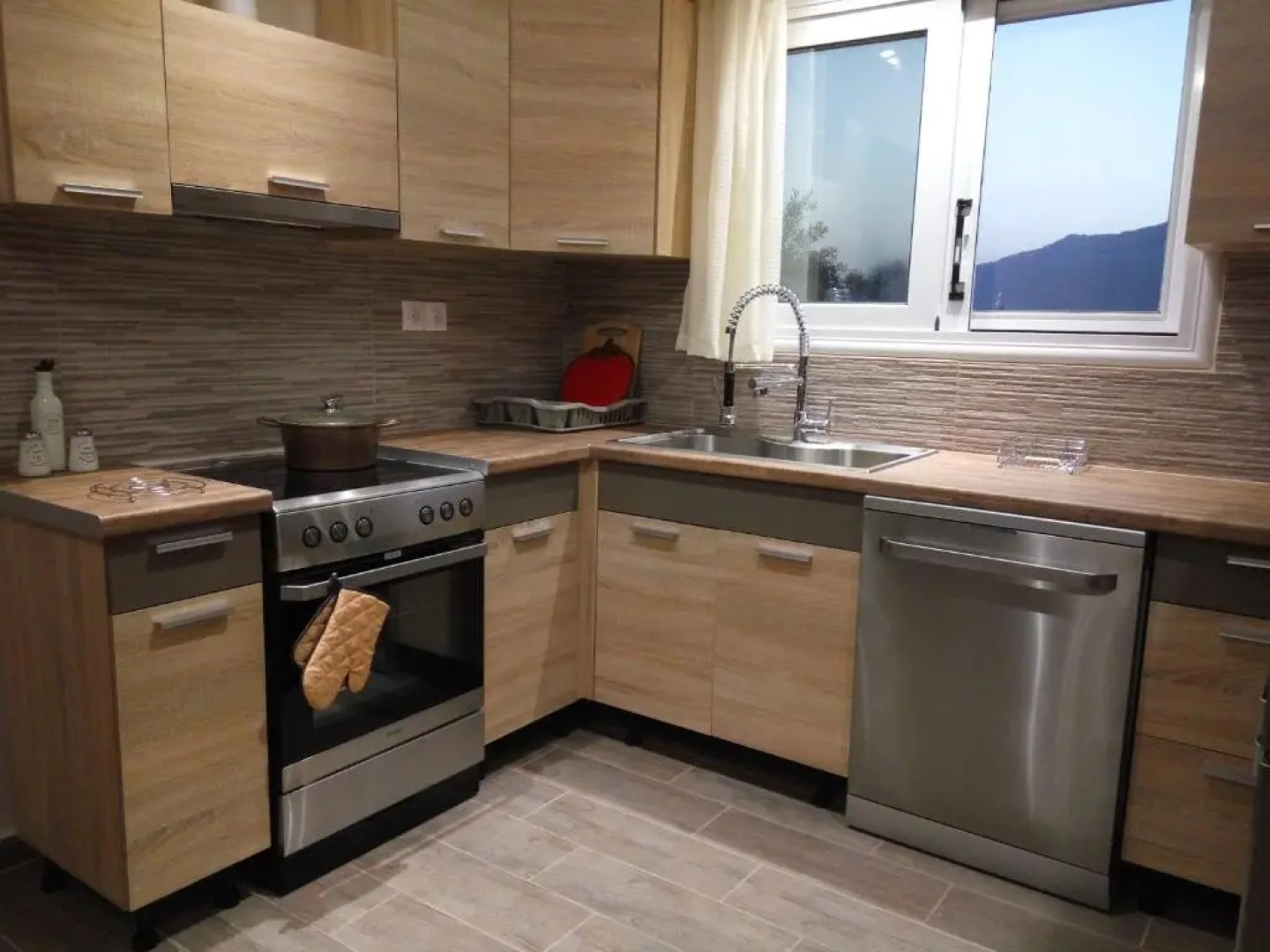 Helios & Elia family house