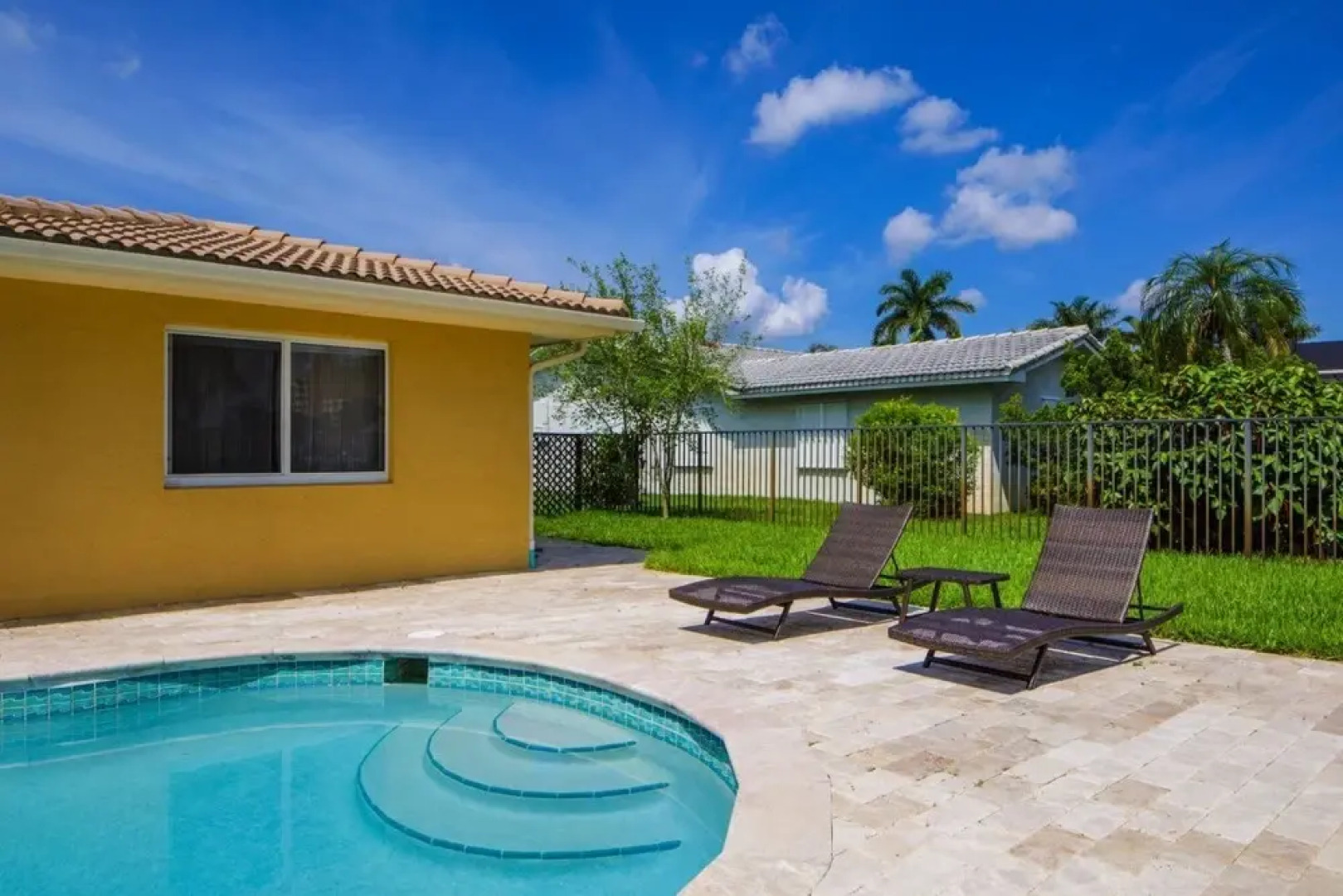 Golfview - Short Term Rental Certified by Weston. Private & Sanitized, Perfect for Social Distancing & Working From Home. Self Check-in. Private Pool, Pet Friendly. Super-host Support