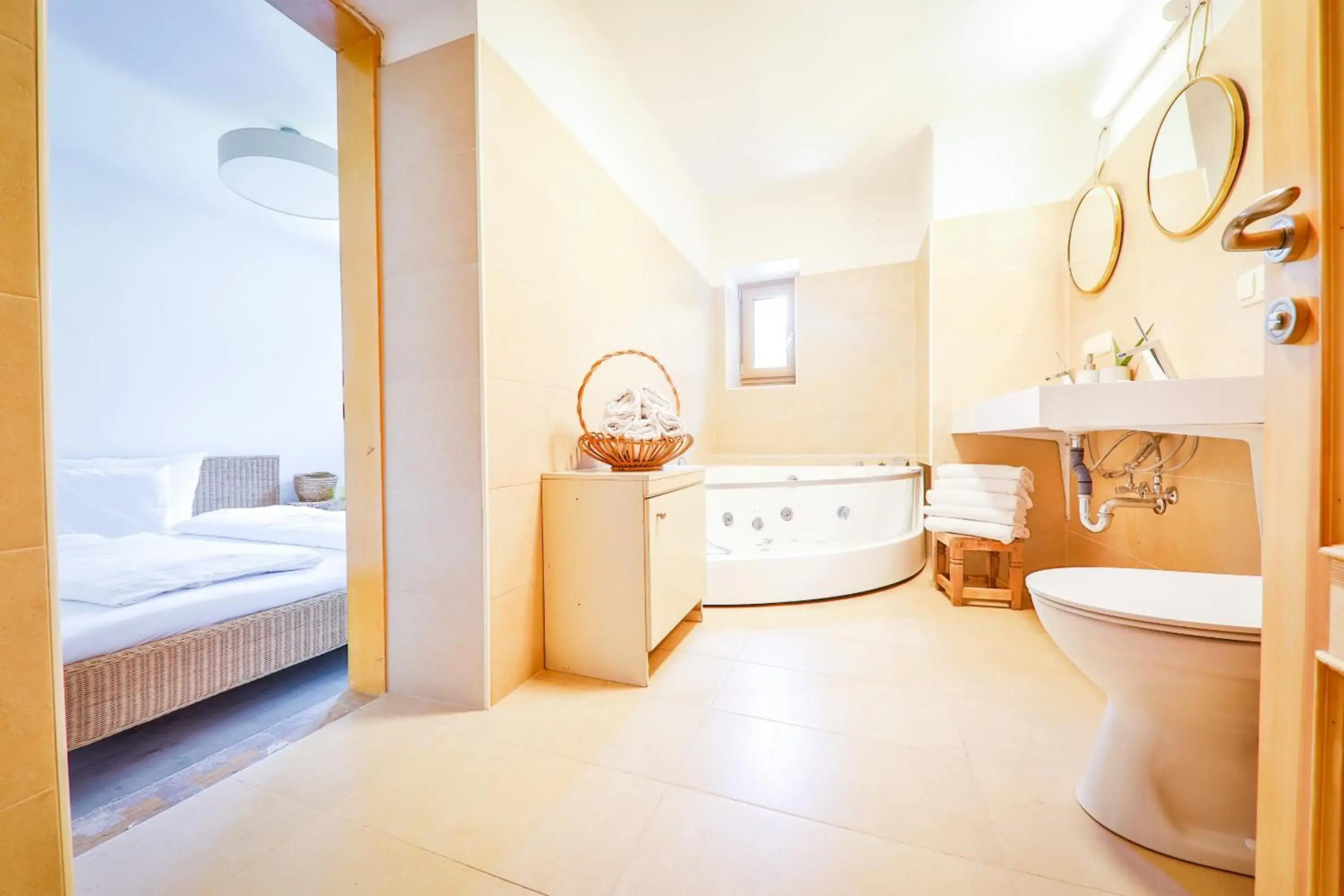 Chalet Green Pastures, romantic country side farm with pool near Salzburg