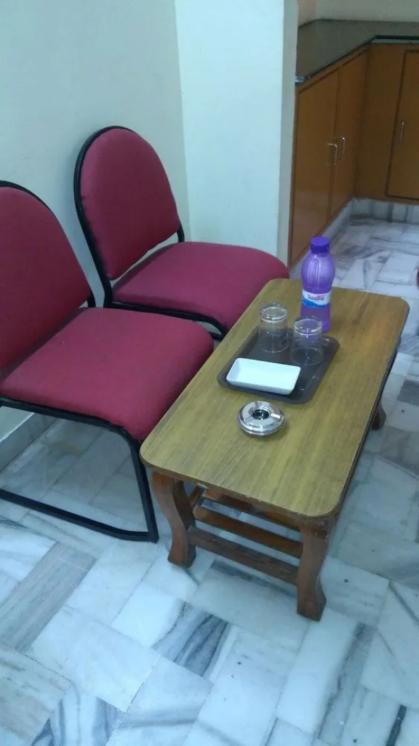 Iroomz Krishna Grand Inn