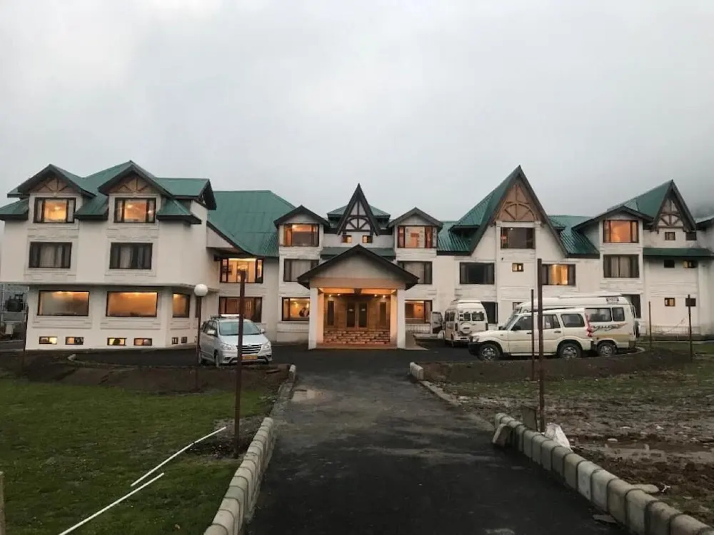 Country Inn & Suites by Radisson, Sonamarg