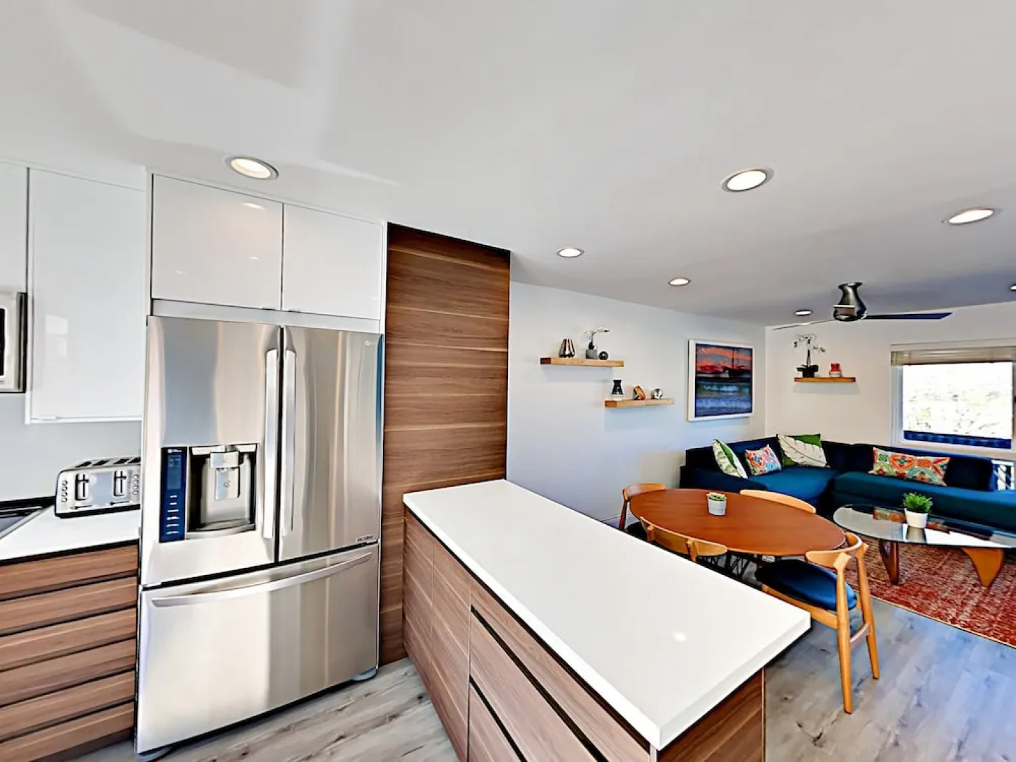 Modern Mountain-View Condo, 1 Block To Beach! Condo