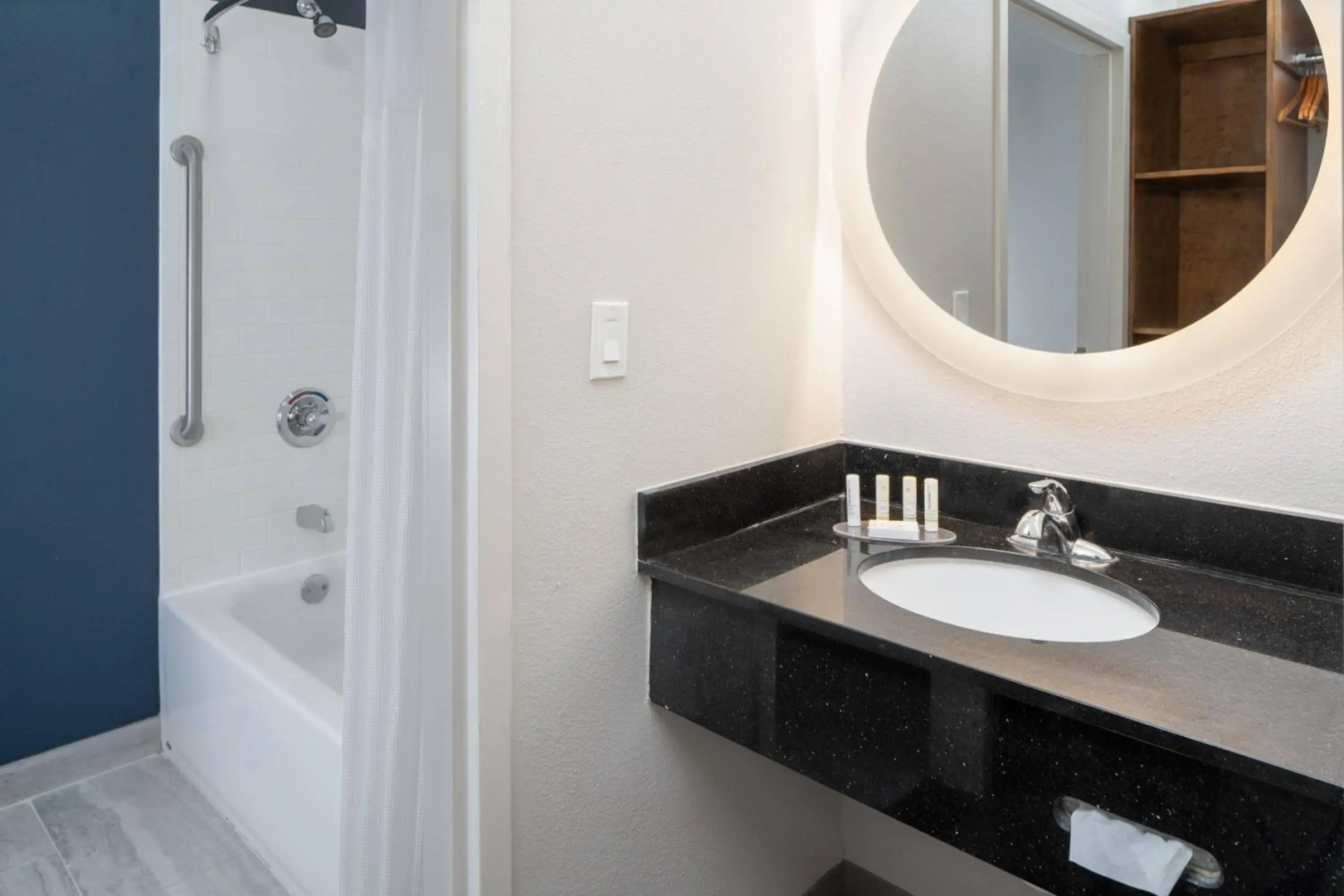 Monte Carlo Inn Vaughan Suites