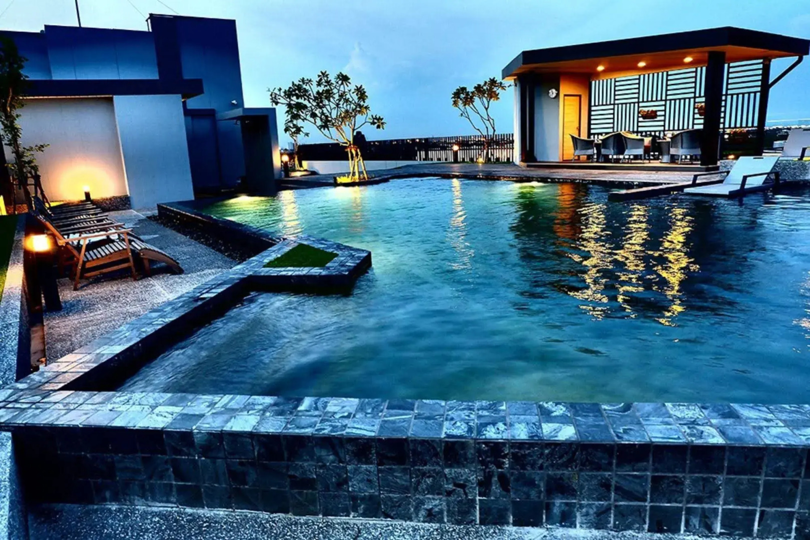 De Botan Srinakarin Hotel & Residence