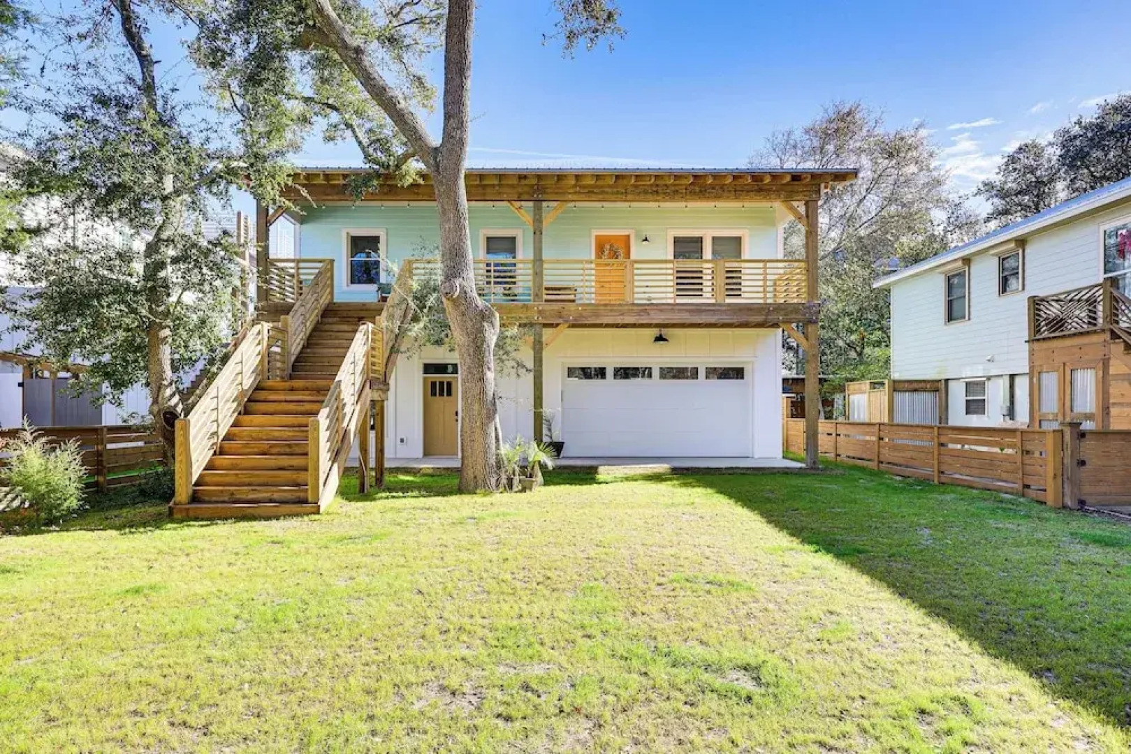 3 Blocks to Beach Access: Coastal Carolina Apt