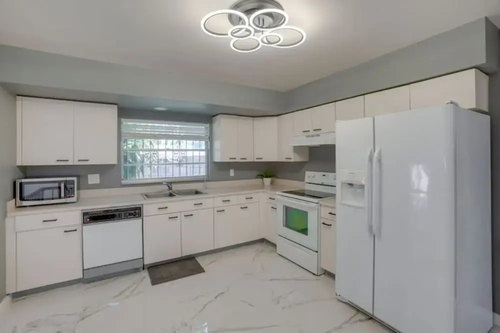 Pool Spacious Central Home 7mile to Beach