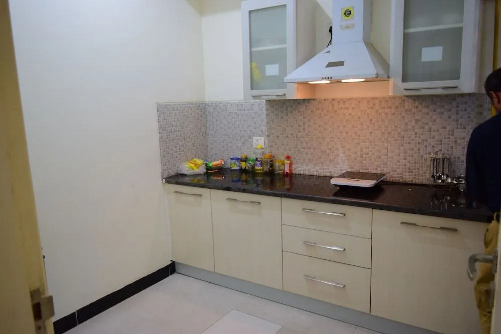 Vehomes Spacious Condo in Greater Noida