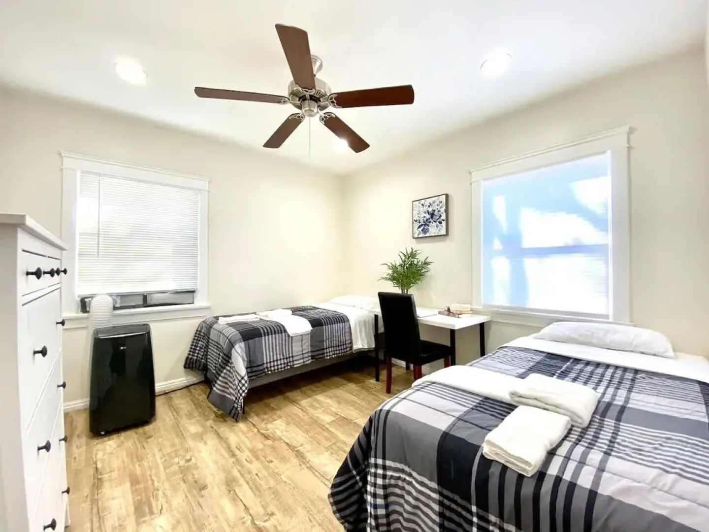 10 Min To The Beach! Perfect For A Family Or Friend Group. Self Check-in & Recently Renovated 2 Bedroom Apts by RedAwning